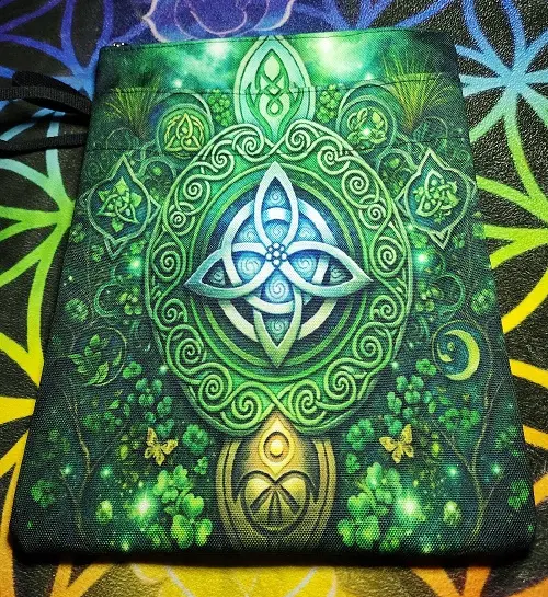 01 28 x 22 cm pochette livre.webp