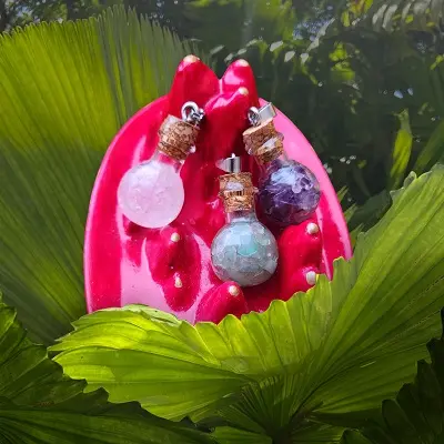 Pendentif fiole minéraux
