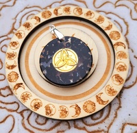 Création pendentif résine celtique